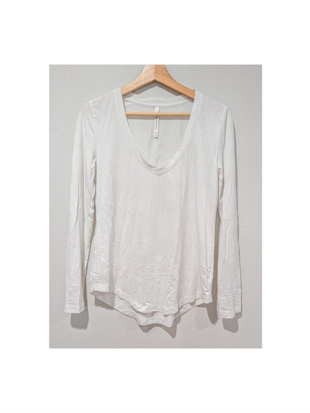 Aritzia Babaton V Neck Long Sleeve Shirt, Size XS